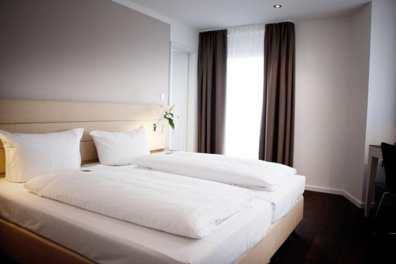Manhattan Hotel Frankfurt pe Main Exterior foto