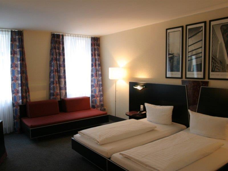 Manhattan Hotel Frankfurt pe Main Exterior foto