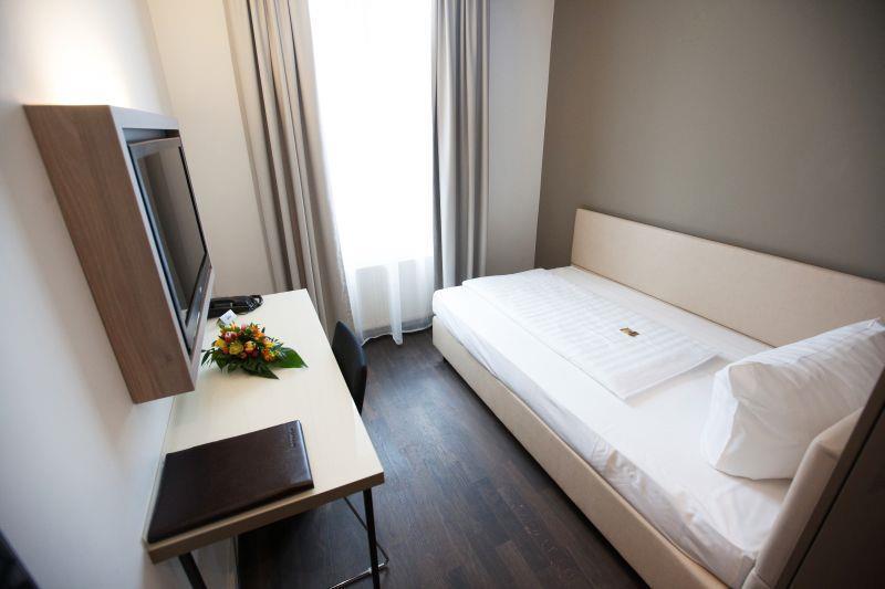 Manhattan Hotel Frankfurt pe Main Cameră foto