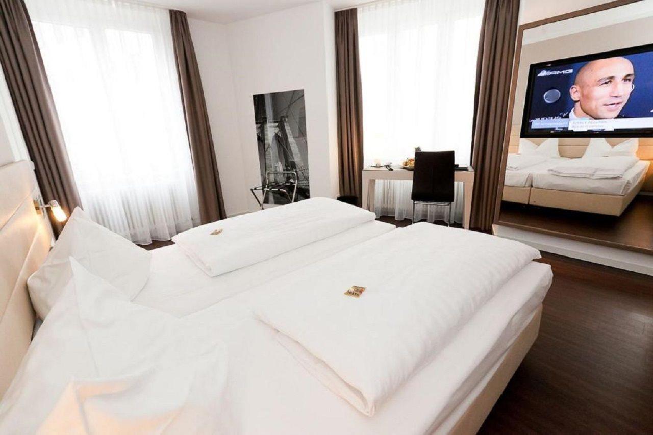 Manhattan Hotel Frankfurt pe Main Exterior foto